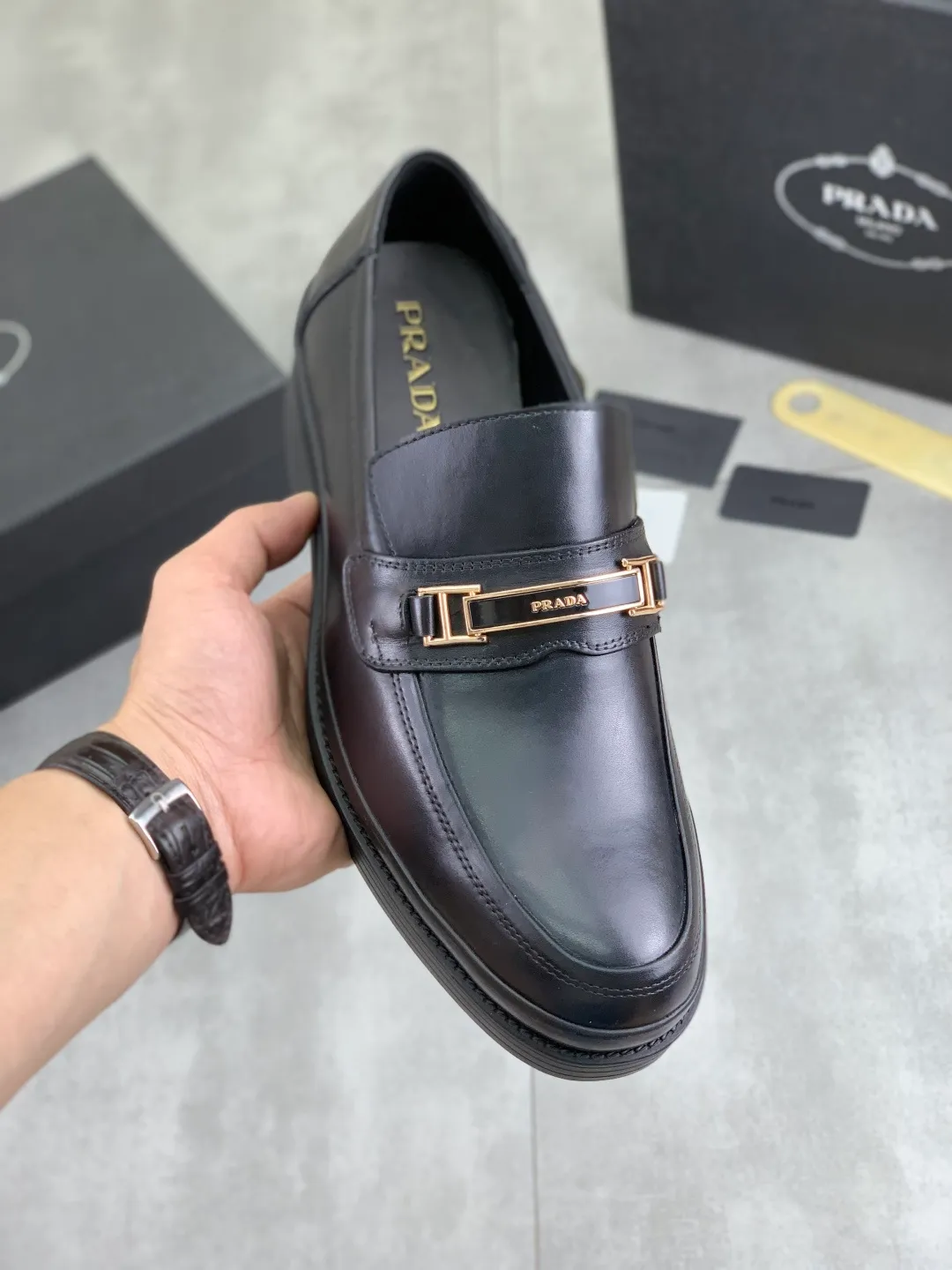 Men's shoes 💰P540 New PRADA Prada spring new casual leather shoes Original purchase, development and production Prada Men's Classic Series Technological breathable fabrics with cowhide Casual sports shoes Casual sports dad shoes combine high-tech breathable materials and cowhide, with exclusive button decoration on the sides. The outsole is full of P italic design and bright colors to show vitality and continue the brand design inspiration. Stroll around the city lightly and feel free and comfortable. Delivered in exquisite packaging 🛍📦 ▪️Material: original customized calfskin with breathable material ▪️Inner lining: cowhide lining ➕cowhide feet ▪️Outsole: open-molded TPU rubber material ▪️Sole thickness: 3.5CM ▪️Size: Men's 38-44 (45 can be customized) Multiple colors available